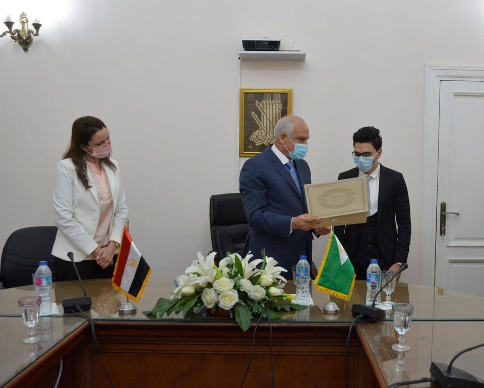 محافظ الجيزة يكرم الطلاب المبتكرين طريقة الوقاية من السرطان