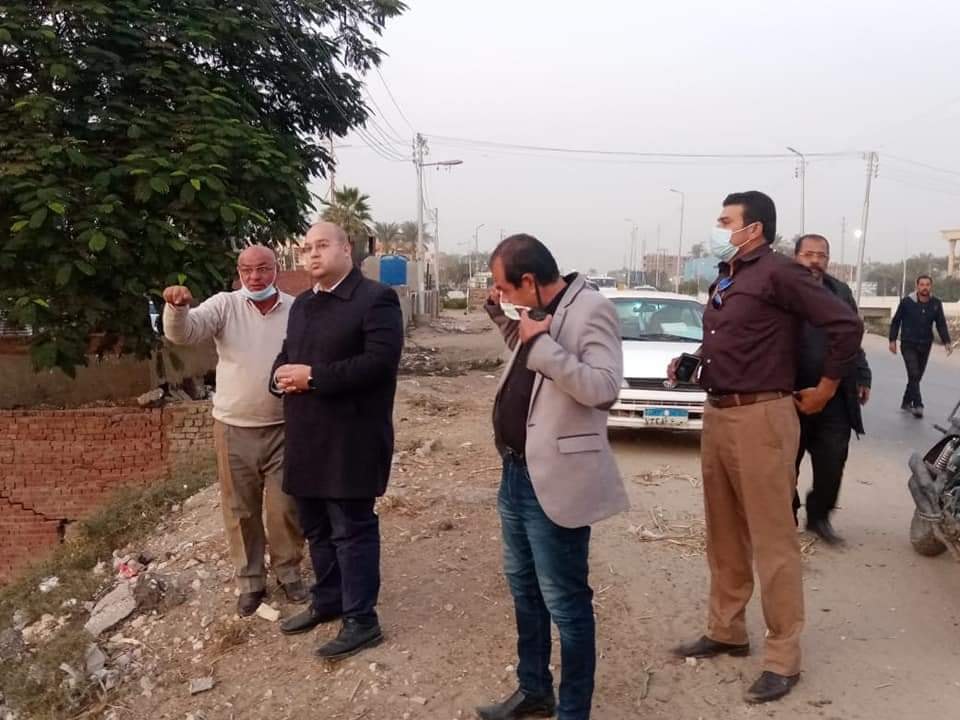 نائب محافظ الجيزة يتفقد مشروعات الرصف والتطوير لبعض الطرق بقرية سقارة .. ومحاور مرورية جديدة بالقرية قريبا نائب محافظ الجيزة يتفقد مشروعات الرصف والتطوير لبعض الطرق بقرية سقارة .. ومحاور مرورية جديدة بالقرية قريبا