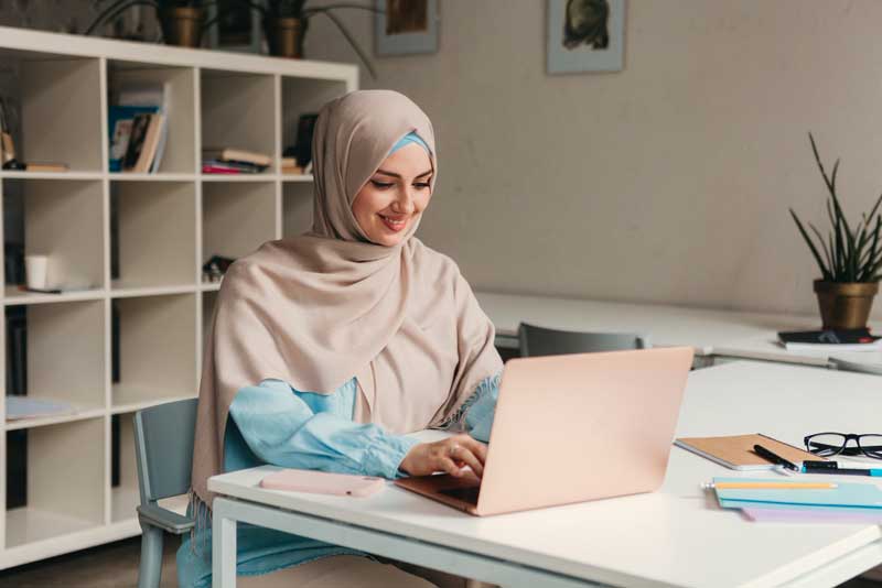 أفضل 20 فرصة للعمل من المنزل (شرح مستفيض لكل فرصة)
