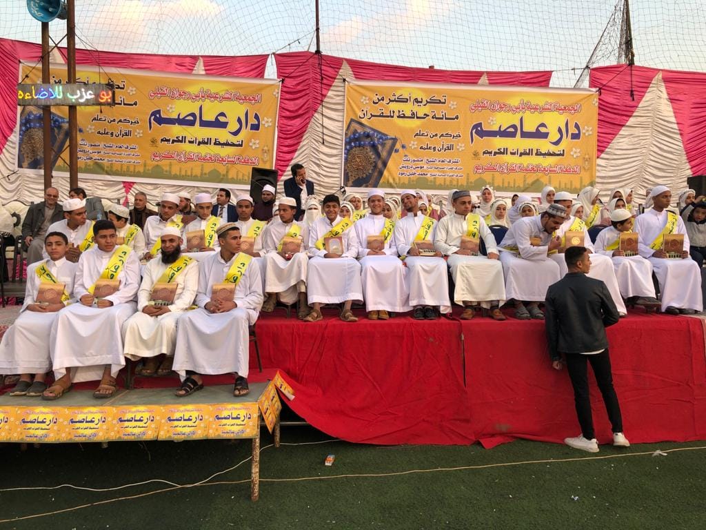 بالصور والفيديو : قرية أبورجوان تكرم 115 من حفظة القرآن الكريم بينهم الأولى على العالم