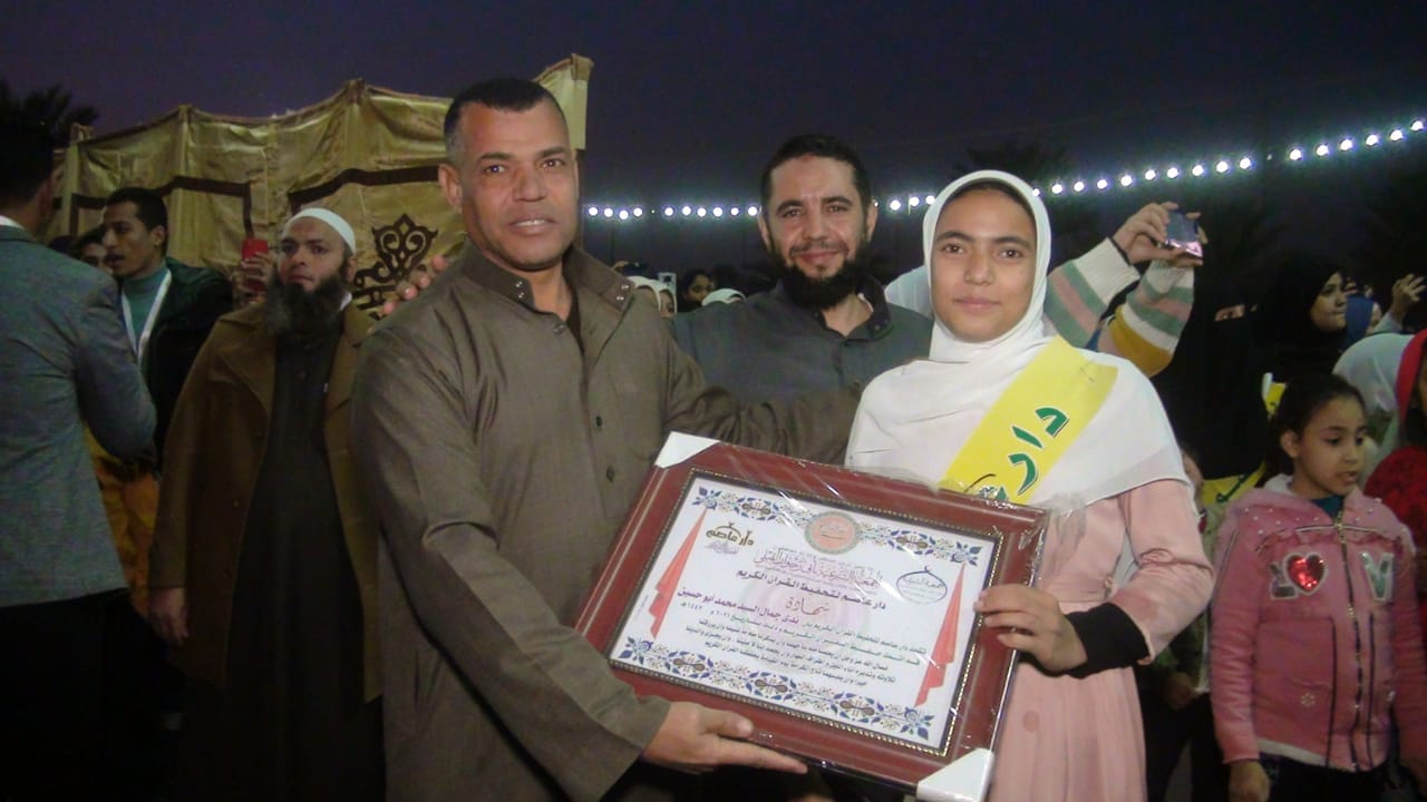 بالصور والفيديو : قرية أبورجوان تكرم 115 من حفظة القرآن الكريم بينهم الأولى على العالم