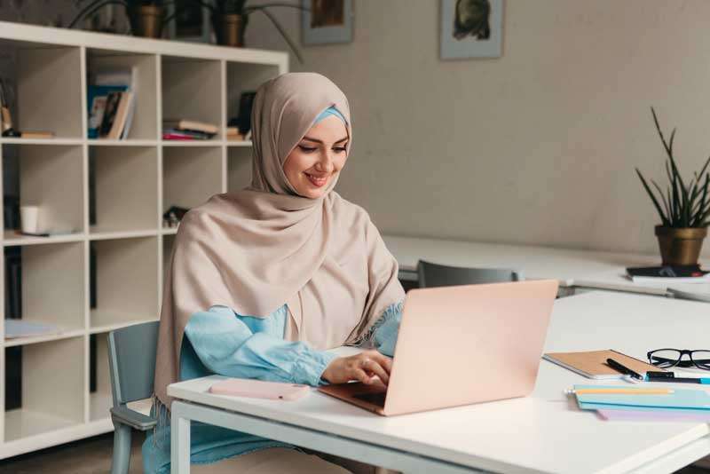 أفضل 20 فرصة للعمل من المنزل (شرح مستفيض لكل فرصة)